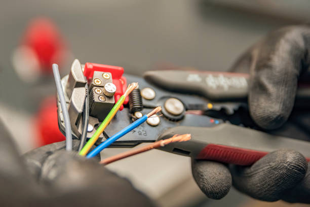 Best Affordable Electrician  in Carlton, OR